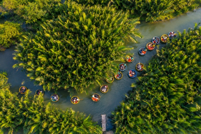 Exp&eacute;rience en bateau panier au c&oelig;ur des cocotiers de Bay Mau