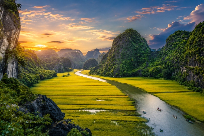 Balade en bateau traditionnel entre les paysages de Tam Coc