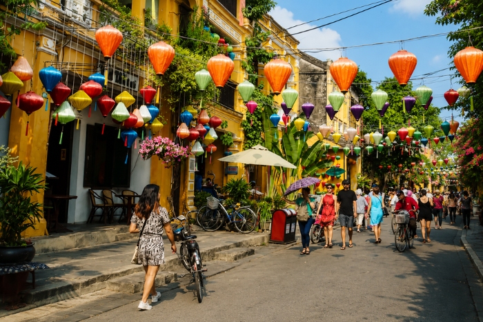 Fl&acirc;nerie dans les ruelles du vieux quartier de Hoi An et d&eacute;couverte de la vie locale