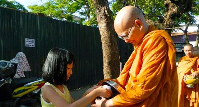 Moine implorant laumône au Laos