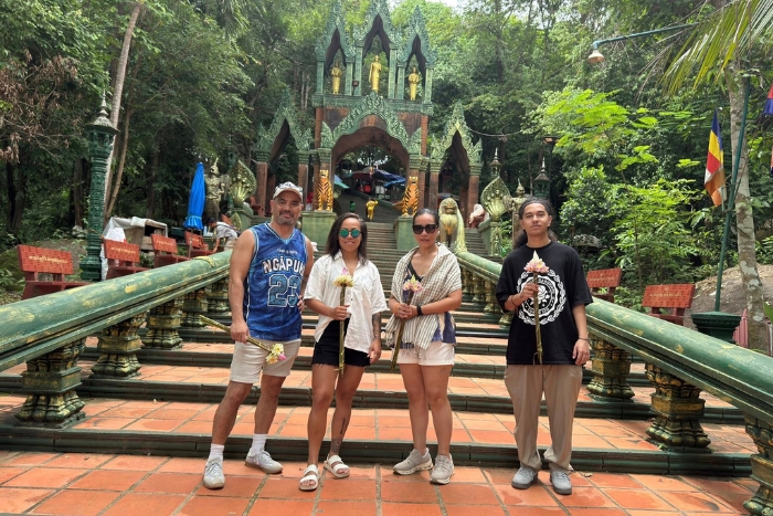 Voyage en groupe des amis en octobre novembre