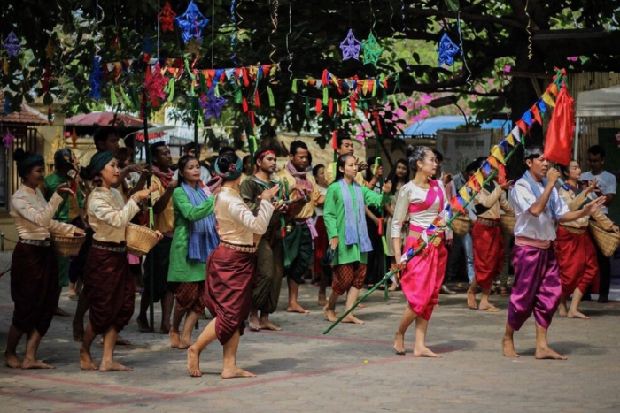 Plongez dans l'ambiance festive avec des costumes colorés au Cambodge