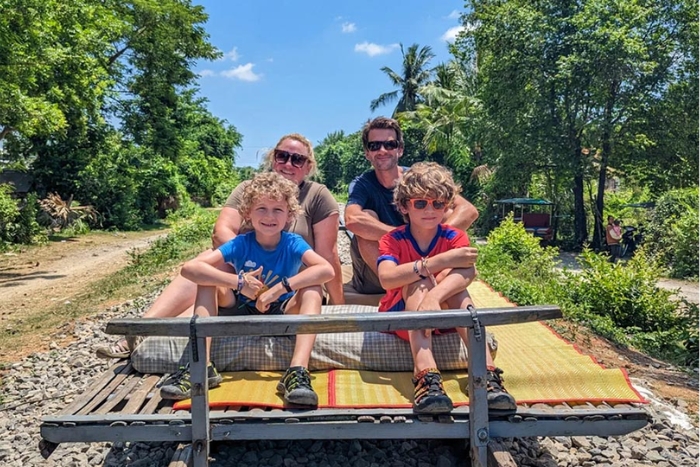 Bamboo train à Battambang - un lieu intéressant dans votre voyage au cambodge 1 mois