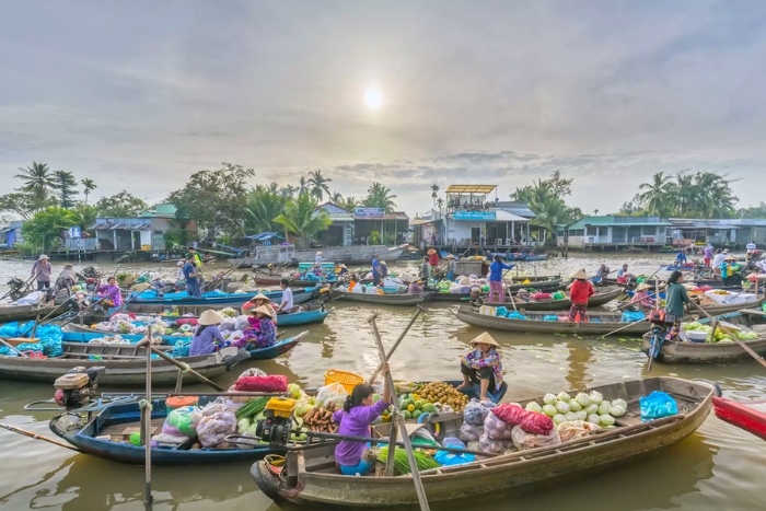 Explore marché flottant de Cai Be dans circuit 3 jours Saigon Phnom Penh