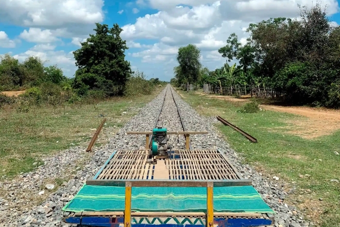 Train de bambou, une expérience unique pendant 21 jours au Cambodge