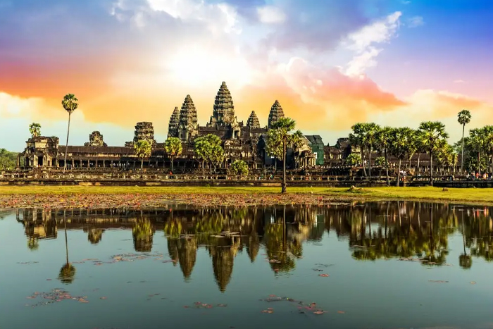 Lever de soleil spectaculaire sur le temple d’Angkor Wat au Cambodge