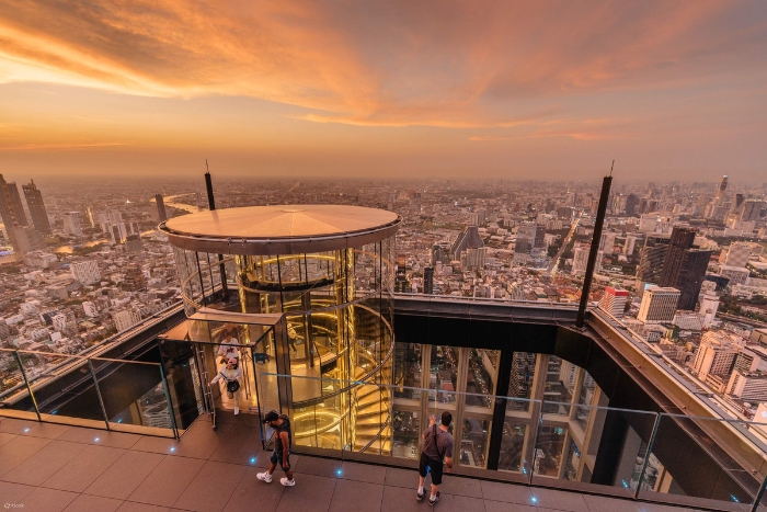 Admirer Bangkok vue d'en haut depuis Mahanakhon Skywalk