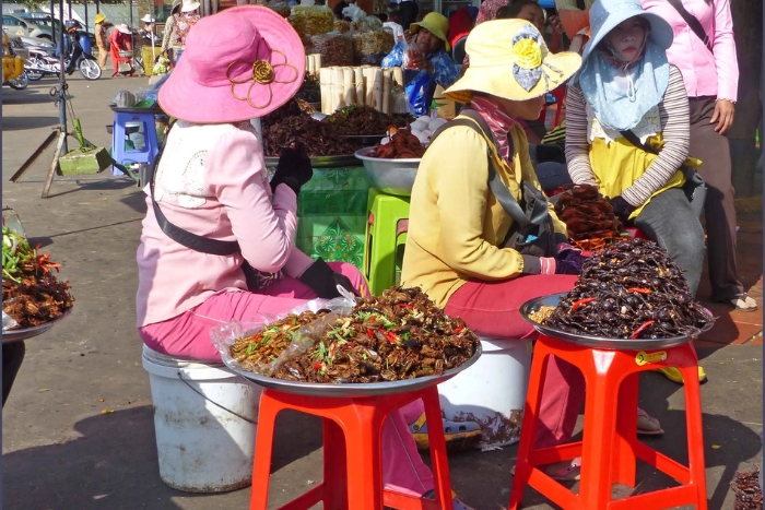 Marché de Skun à Kampong Thom, Cambodge