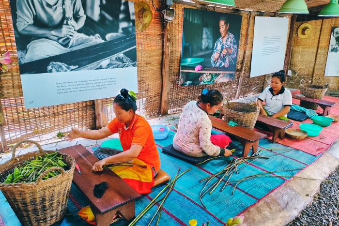 Artisanes travaillant le lotus durant un circuit agricole au Cambodge en 2 jours