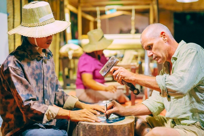 Atelier artisanal guidé par un artisan local