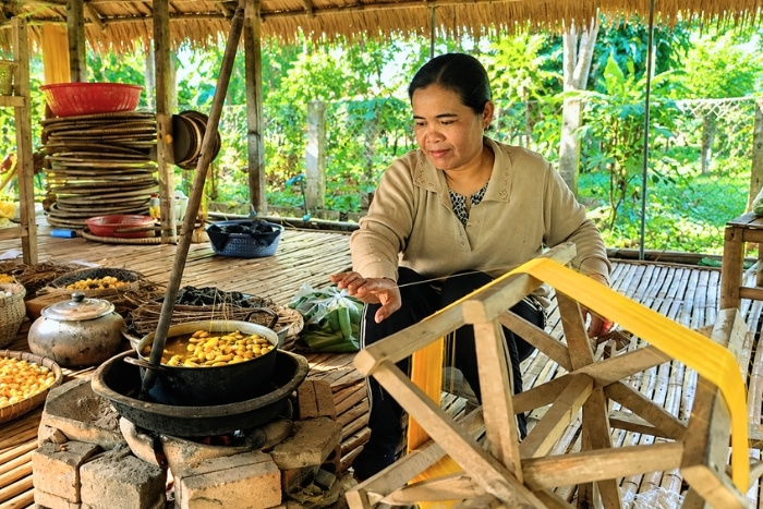 Le tissage traditionnel au quotidien sur l’Île de la Soie à Koh Dach