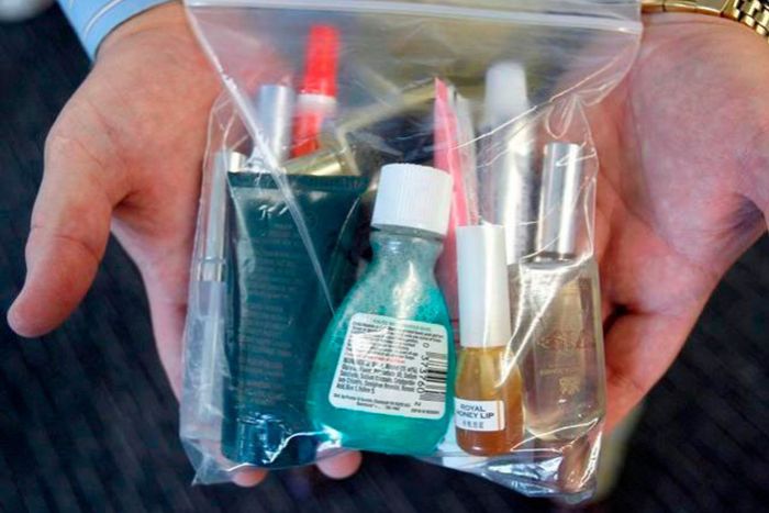 Les liquides en cabine doivent être placés dans un sac plastique transparent d’un litre maximum