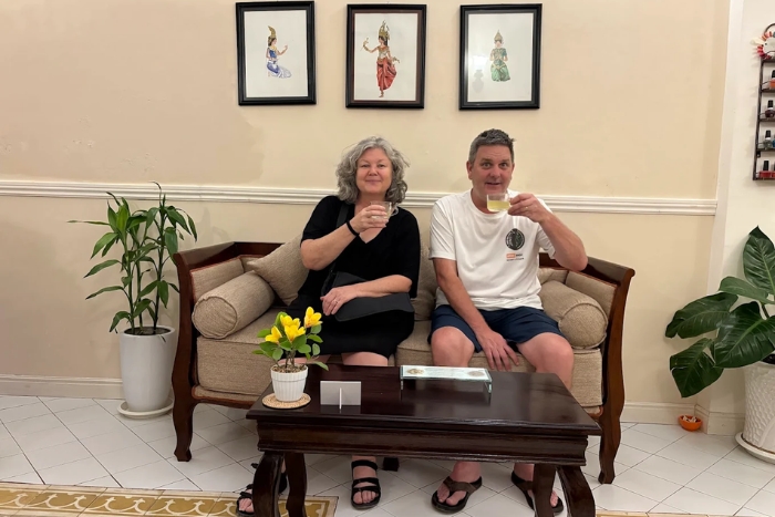 Client heureux au Lemongrass Garden – massage traditionnel khmer Battambang