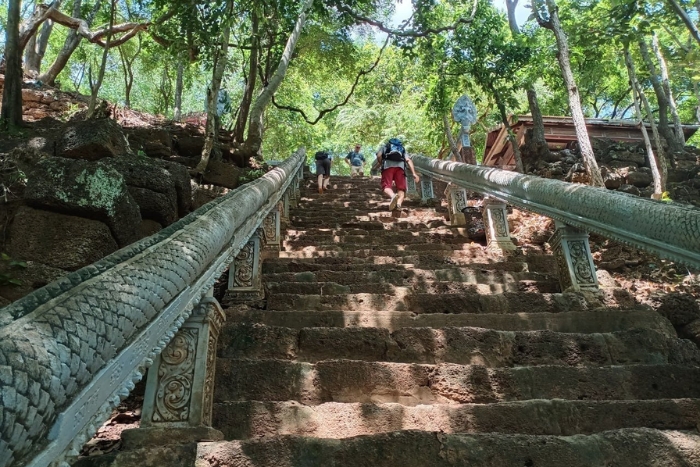 Faire du trek à Battambang en montant les 358 marches jusqu'au sommet