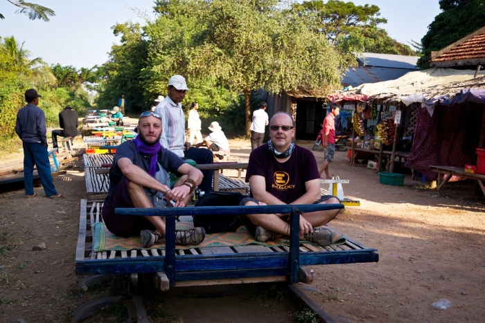 Que faire à Battambang Cambodge : Découverte du célèbre Bamboo Train à toute vitesse