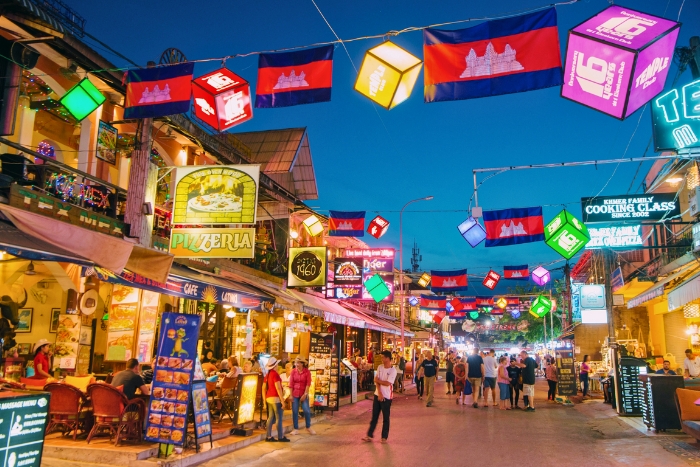 Fl&acirc;ner dans les rues anim&eacute;es de Siem Reap le soir