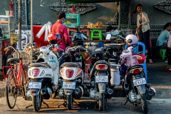 Conduire au Cambodge : choisir voiture ou scooter pour un transport Cambodge réussi