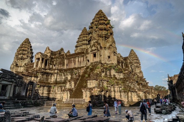 Météo au Cambodge en avril : Un arc-en-ciel apparaît après une averse à Angkor