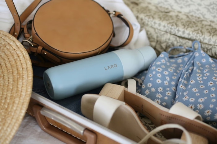 Emportez des gourdes réutilisables pour rester bien hydraté pendant votre voyage en famille