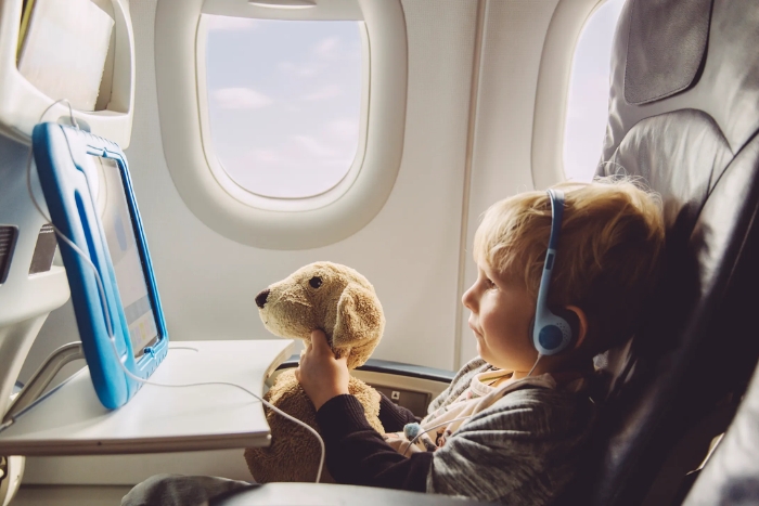 Apportez une tablette ou un casque audio pour divertir les enfants pendant les longs vols