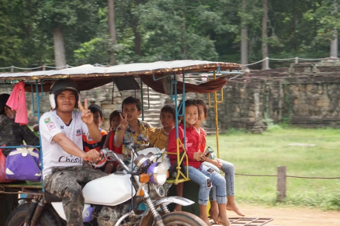 À travers les rues du Cambodge en tuk-tuk: une aventure typique