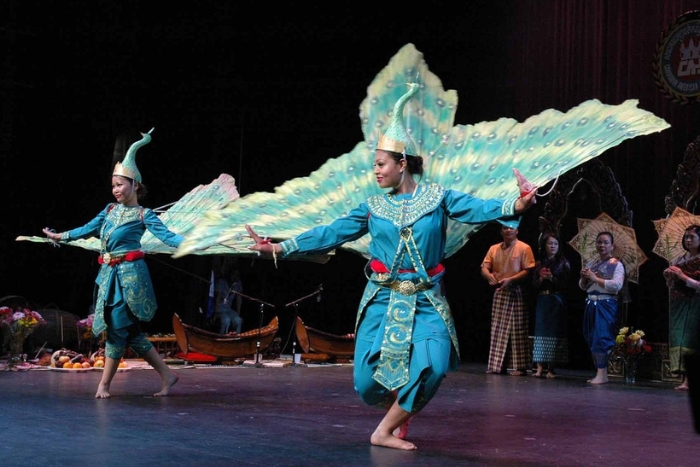 Danse traditionnelle de Kola, une ethnie cambodgienne à Pailin