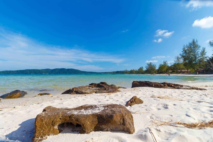 Koh Rong Samloem, plus petite et plus paisible, est un choix excellent au Cambodge en février