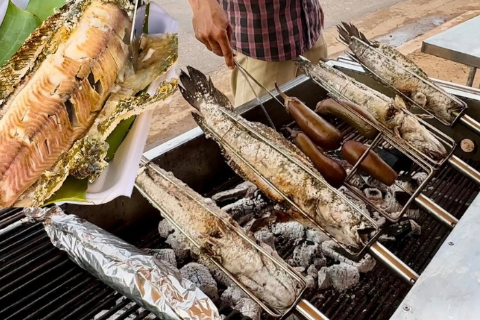 Le poisson grill&eacute; est une sp&eacute;cialit&eacute; de street food tr&egrave;s populaire au Cambodge