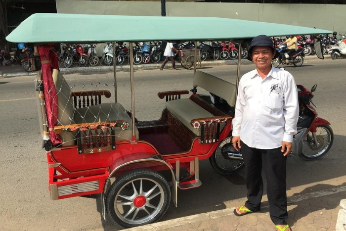Prendre un tuk-tuk au Cambodge est une excellente fa&ccedil;on de d&eacute;couvrir les rues et la vie locale