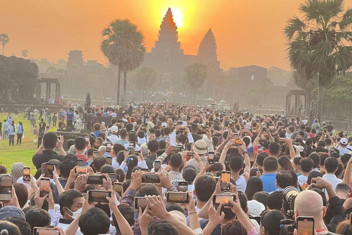 Tout le monde a pris des photos du coucher de soleil ensemble au temple d'Angkor Wat