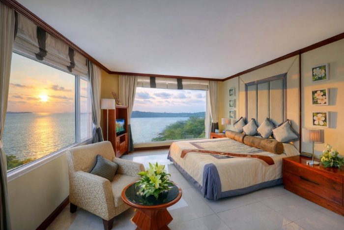 Chambre de luxe avec vue panoramique sur la mer à l’Independence Hotel Resort & Spa