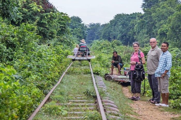 Essayez le train en bambou à Battambang, Cambodge en novembre