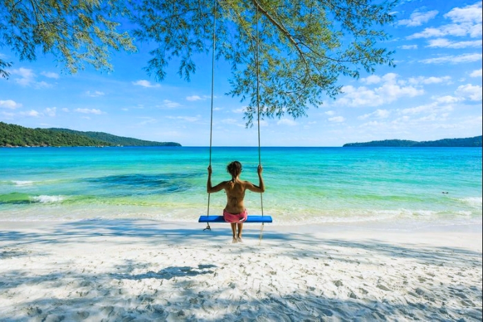 S’abandonner aux eaux turquoise de Koh Rong Samloem - Essence d’un voyage au soleil pas cher en mars