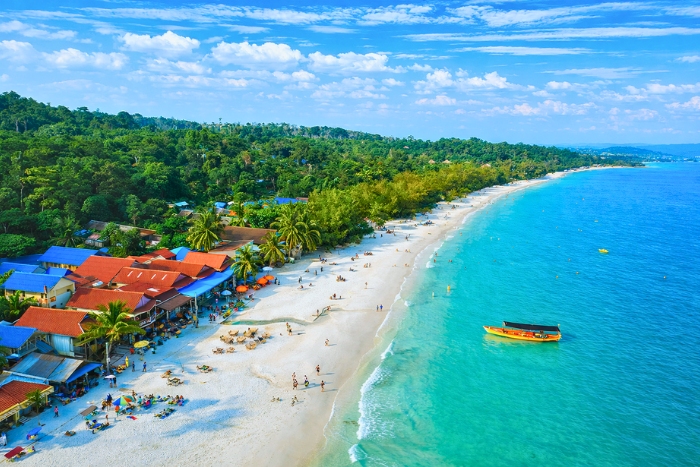 Vue sur la côte de Sihanoukville par une journée ensoleillée