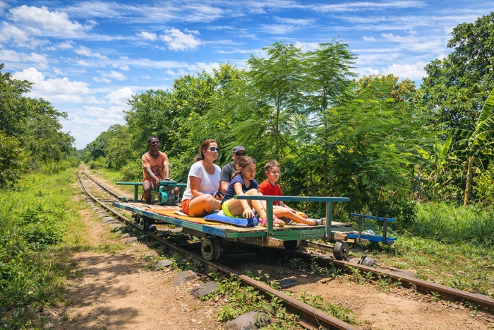 Famille d&eacute;couvrant le Bamboo Train &agrave; Battambang lors d&rsquo;un itin&eacute;raire au Nord-Ouest du Cambodge avec enfants