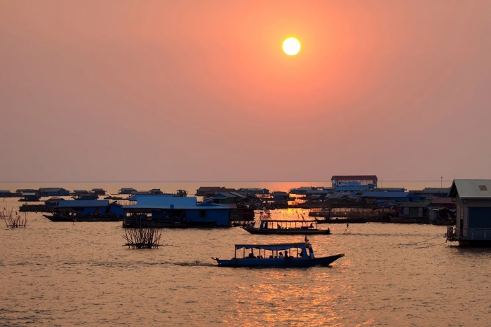 Tonlé Sap au crépuscule: Reflets et sérénité au fil de l’eau