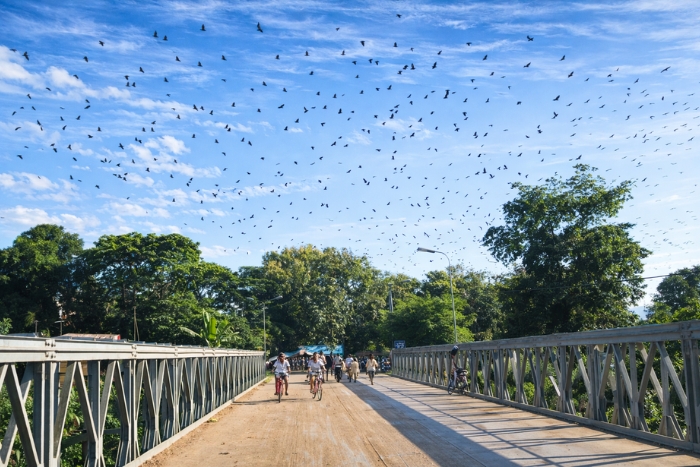 Coucher de soleil &agrave; Phnom Sampeau avec l&rsquo;envol des chauves-souris