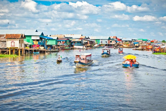 À la découverte des villages flottants lors d’une croisière sur le Tonlé Sap