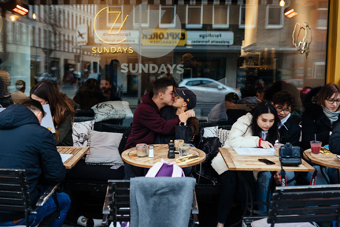 Évitez les gestes d'affection en public