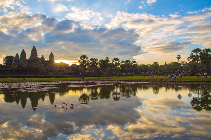 Admirez le lever du soleil emblématique d'Angkor Wat