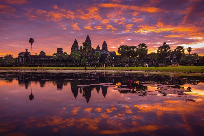 Le coucher de soleil paisible au temple d'Angkor Wat