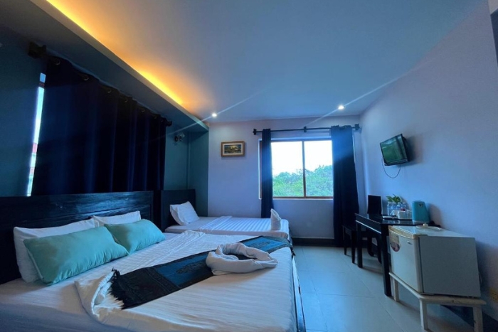 Élégance et confort dans une chambre moderne à Au Paradis Bleu Hotel