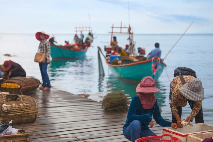 L'ambiance authentique au marché aux crabes en bord de mer