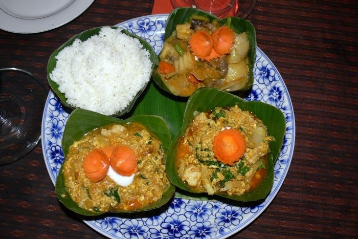 D&eacute;couvrez l'amok, un classique de la gastronomie cambodgienne aux saveurs douces et parfum&eacute;es