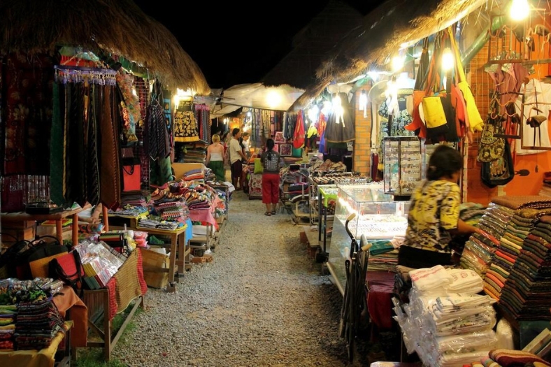 Que faire le soir à Mondulkiri ? Visitez le marché de nuit de Sen Monorom