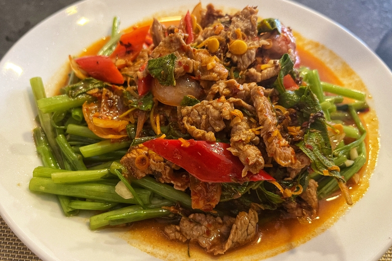 Chaa Angrong Sach Ko – Sauté de bœuf aux fourmis rouges, saveurs audacieuses