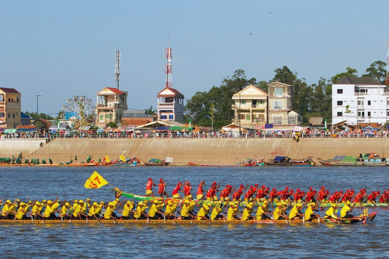 Courses traditionnelles sur l’eau pendant la Fête de l’Eau
