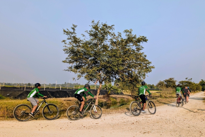 Balade à vélo en famille – vacances Noël famille pas cher au Cambodge