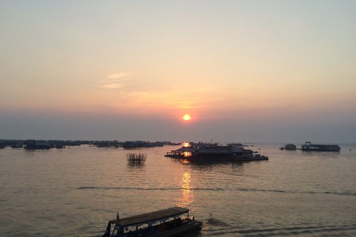 Le coucher du soleil sur Tonle Sap marque la fin du trek nature au Cambodge en avril