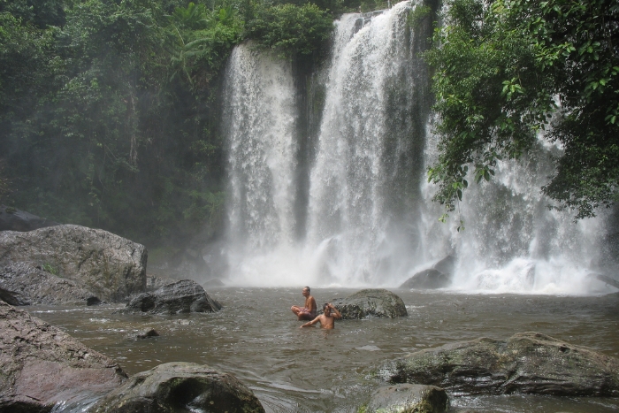 Jetez dans l'eau de la cascade de Kulen dans mon circuit nature Cambodge avril